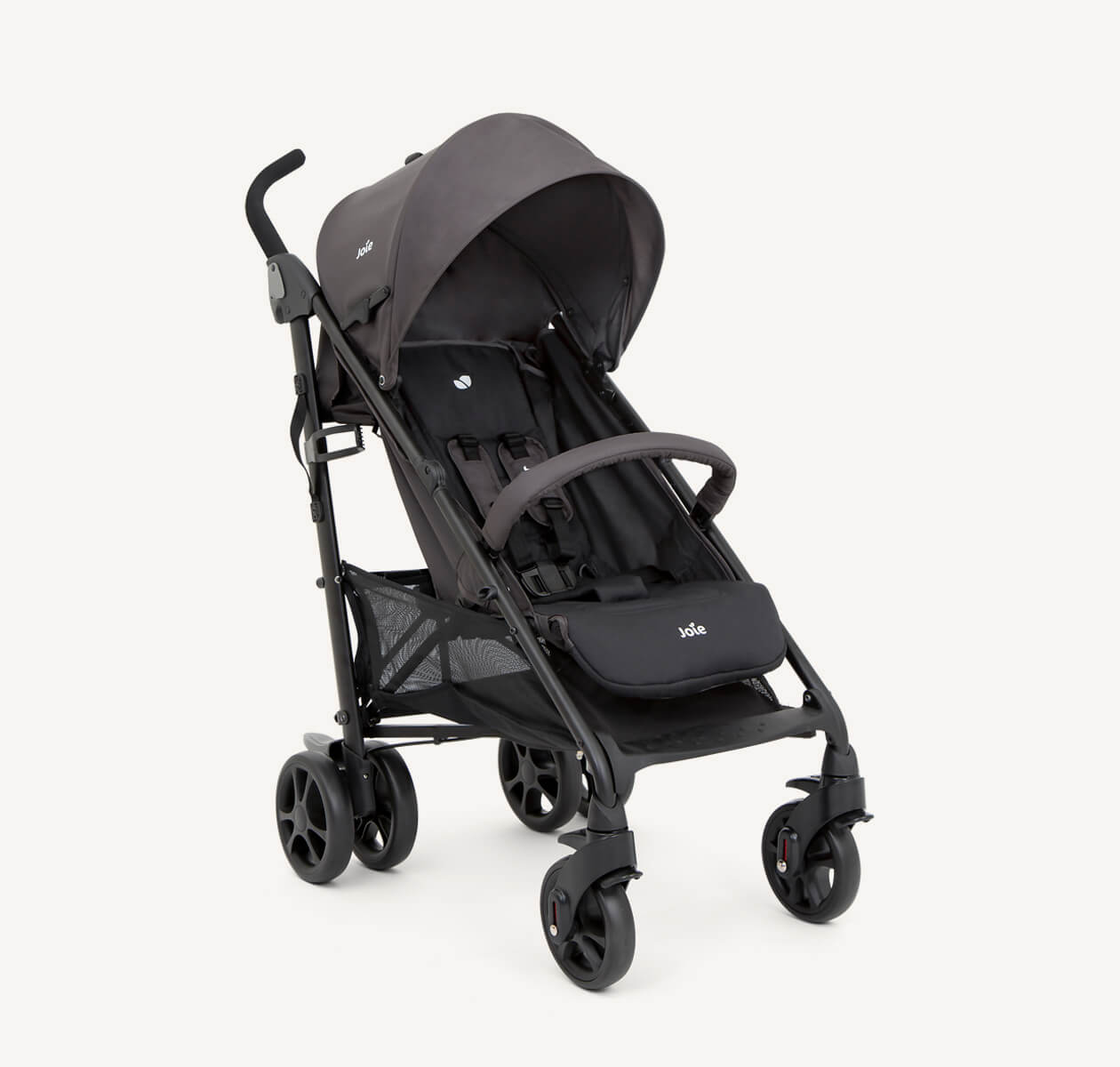  De Joie Brisk LX kinderwagen in het zwart, schuin naar rechts gericht.