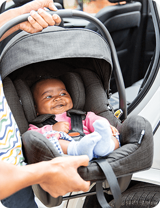 Jonge baby in het Joie i-Gemm 3 autostoeltje