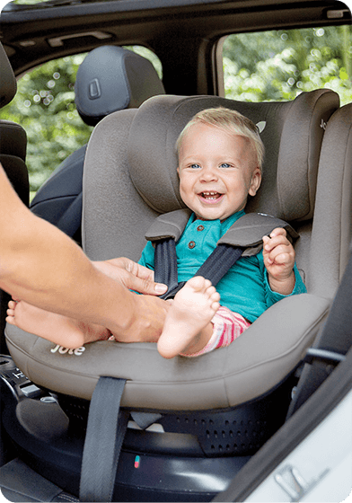 Jeune enfant installé dans le siège auto pivotant Joie i-Spin 360